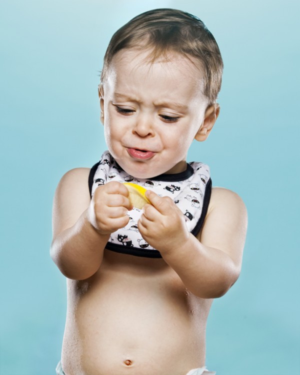 嬰兒初嚐檸檬的好笑表情12