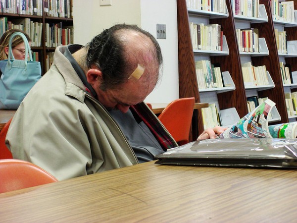 活捉在圖書館裡睡著的人！14