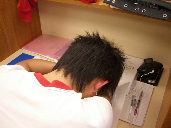 活捉在圖書館裡睡著的人！2
