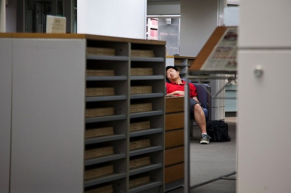 活捉在圖書館裡睡著的人！3