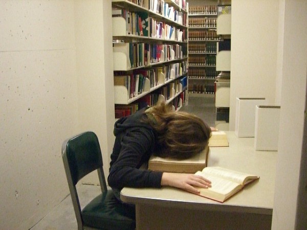 活捉在圖書館裡睡著的人！4