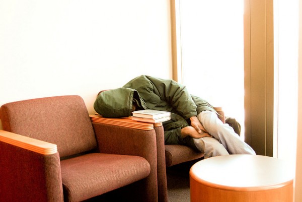 活捉在圖書館裡睡著的人！6