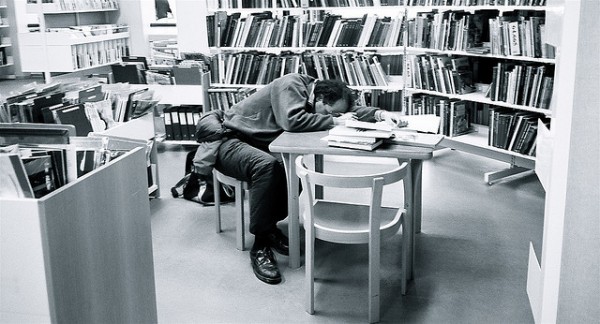 活捉在圖書館裡睡著的人！8