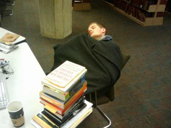 活捉在圖書館裡睡著的人！9