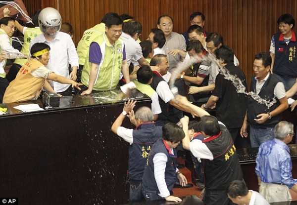戰鬥力破表的台灣立法院！5