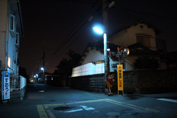 為什麼日本的夜晚是螢光藍？10