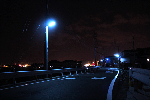為什麼日本的夜晚是螢光藍？5