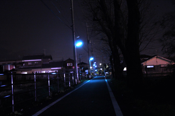 為什麼日本的夜晚是螢光藍？6