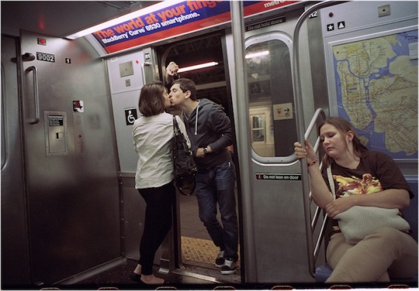 紐約地鐵上，彼此親吻的人們1