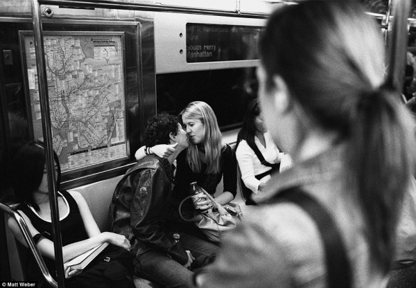 紐約地鐵上，彼此親吻的人們11