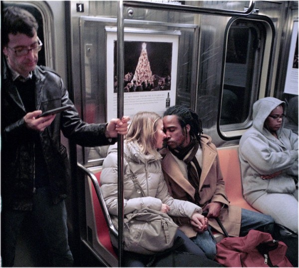 紐約地鐵上，彼此親吻的人們2