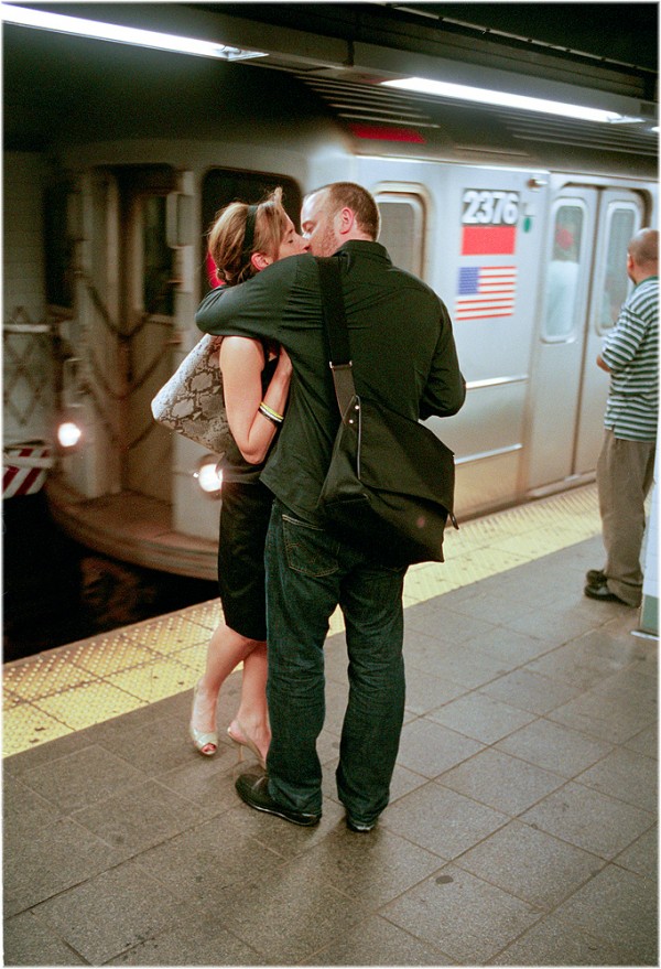 紐約地鐵上，彼此親吻的人們3