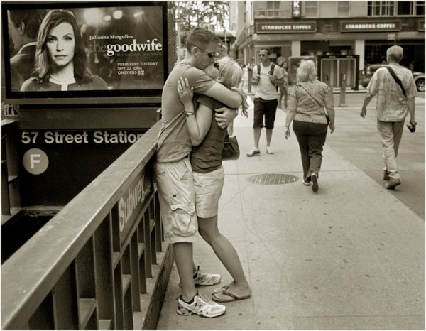 紐約地鐵上，彼此親吻的人們4