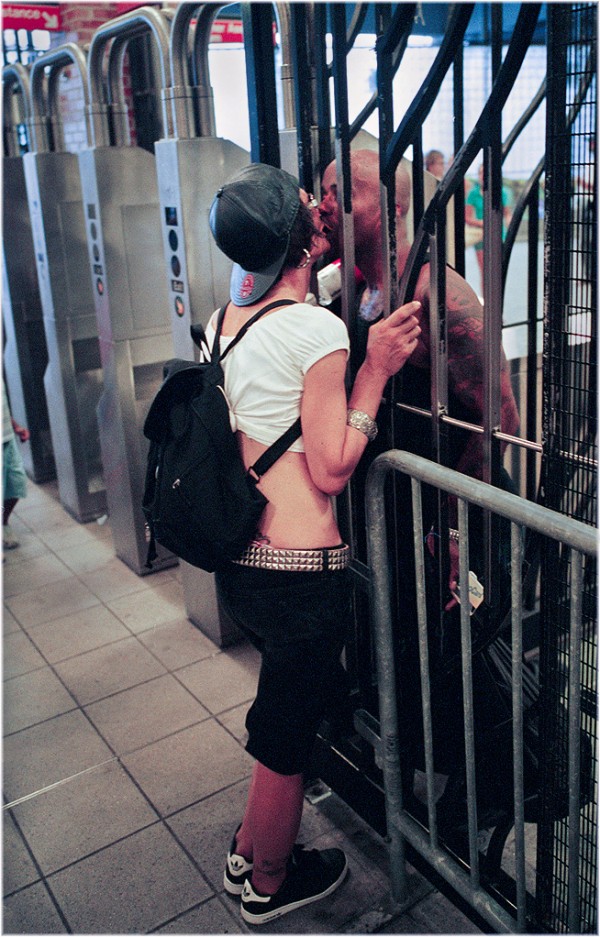 紐約地鐵上，彼此親吻的人們5