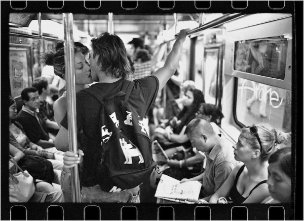 紐約地鐵上，彼此親吻的人們6