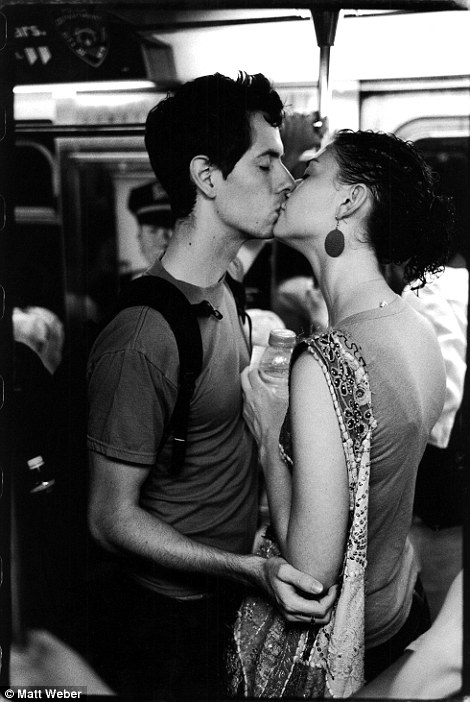 紐約地鐵上，彼此親吻的人們9