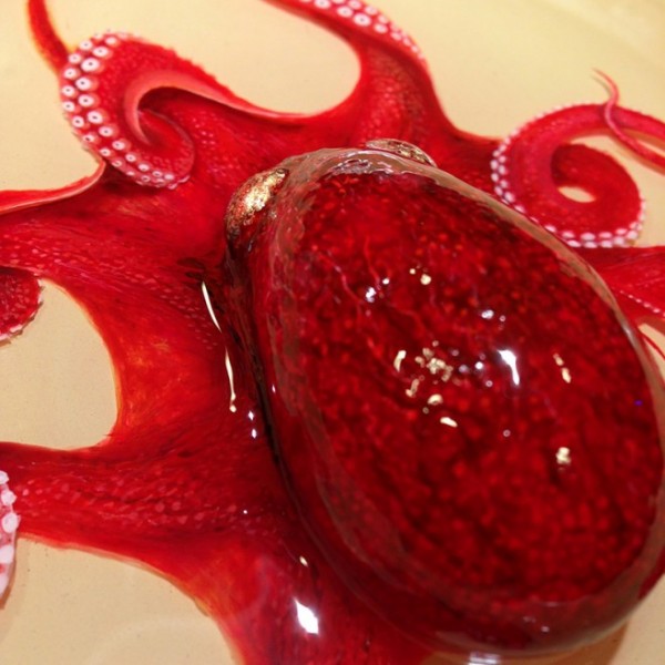 章魚活生生的被畫在盤子之中2