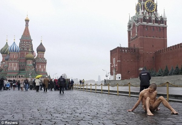 痛的是睪丸還是忍受獨裁？俄國藝術家將睪丸釘在地上抗議1