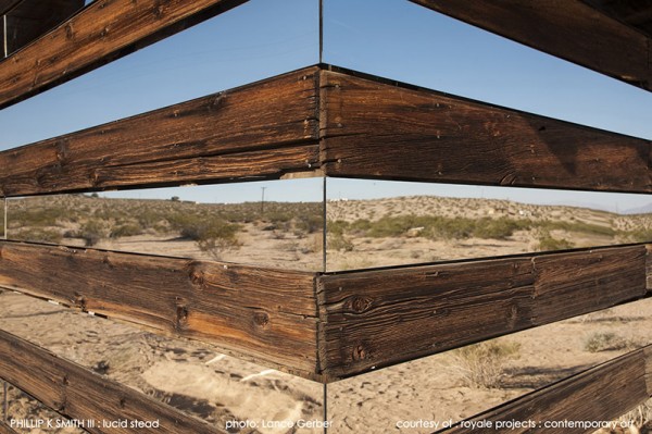 荒野中出現了鏡子蓋成的透明小木屋9