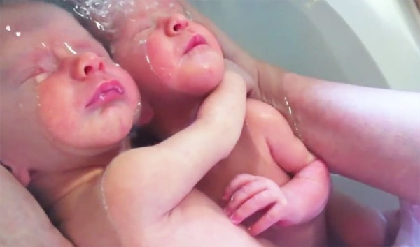雙胞胎出生後第一次洗澡，依然緊緊相依2