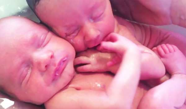 雙胞胎出生後第一次洗澡，依然緊緊相依4