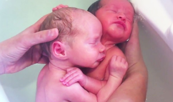 雙胞胎出生後第一次洗澡，依然緊緊相依6