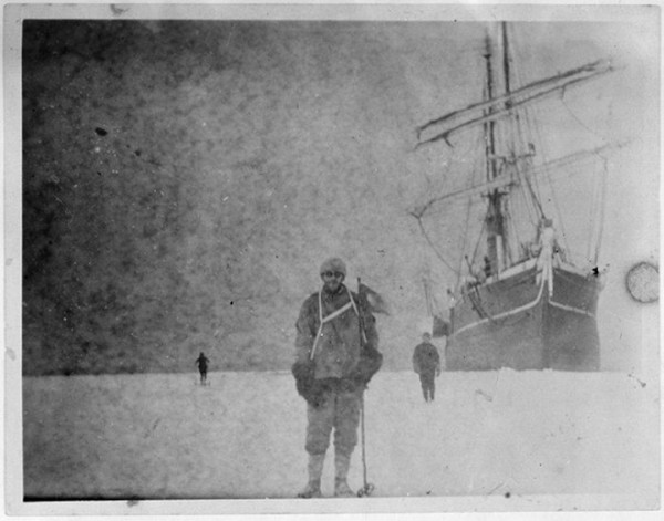 被冰在一塊冰裡的百年古老照片4