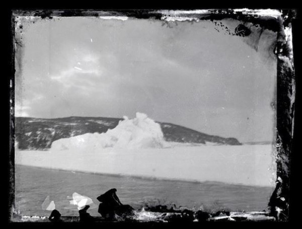 被冰在一塊冰裡的百年古老照片5